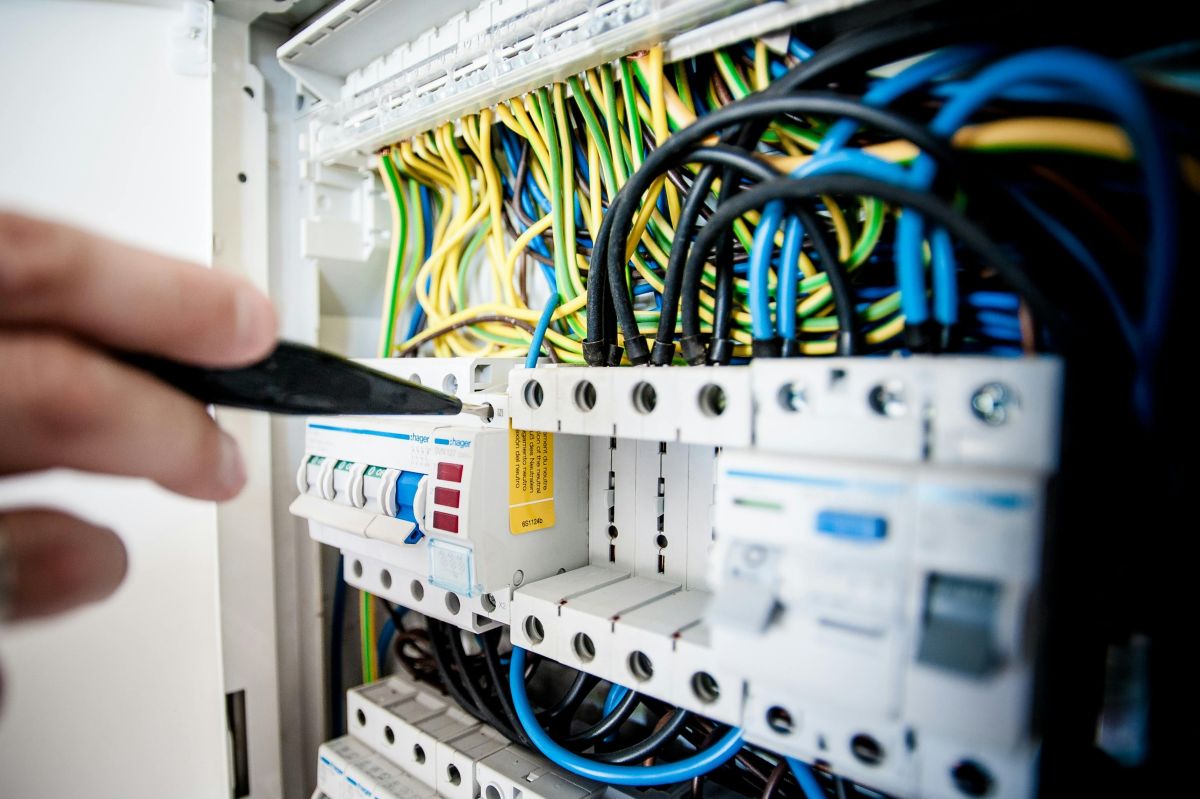 Electricians using Youzse
