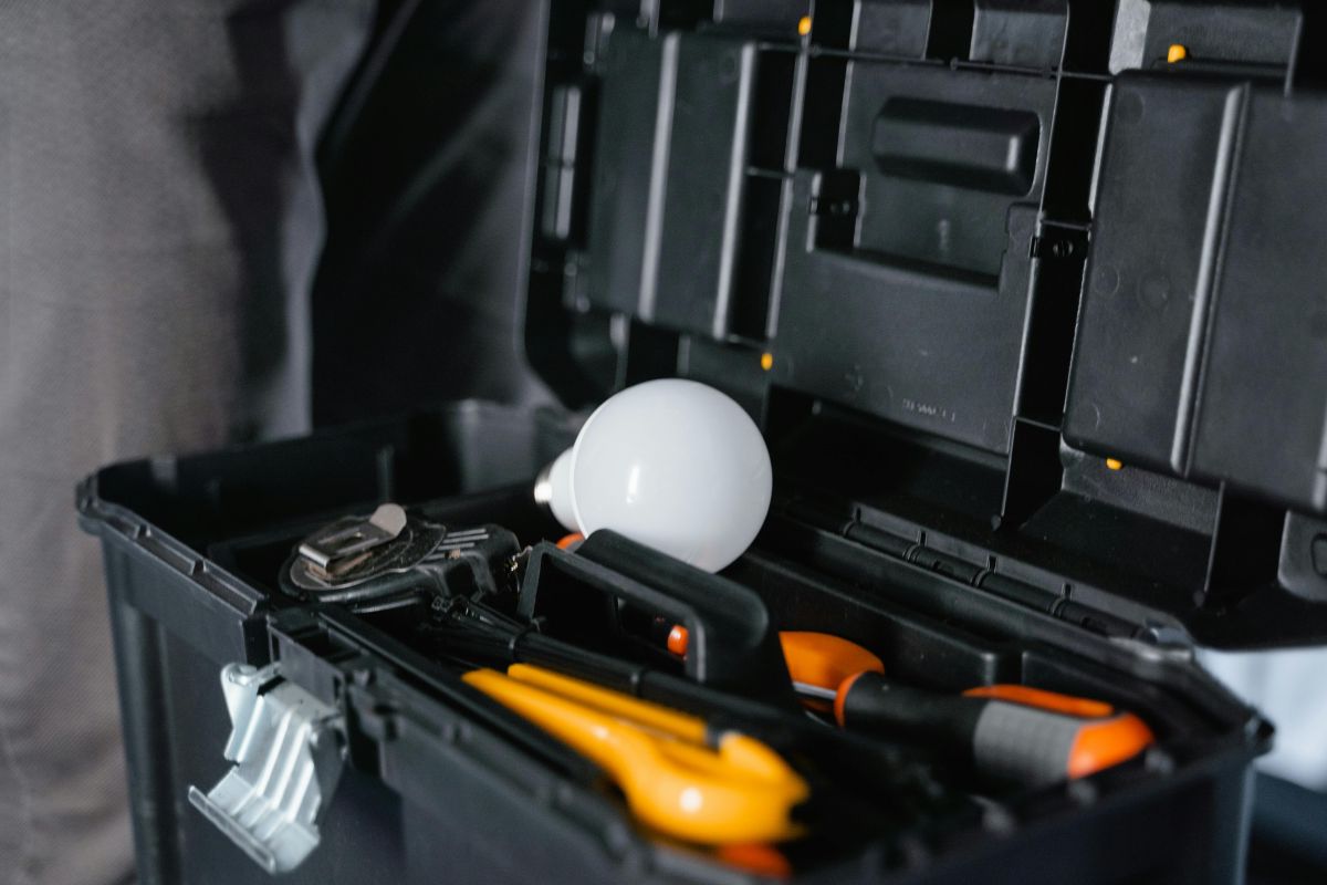 Handymen using Youzse